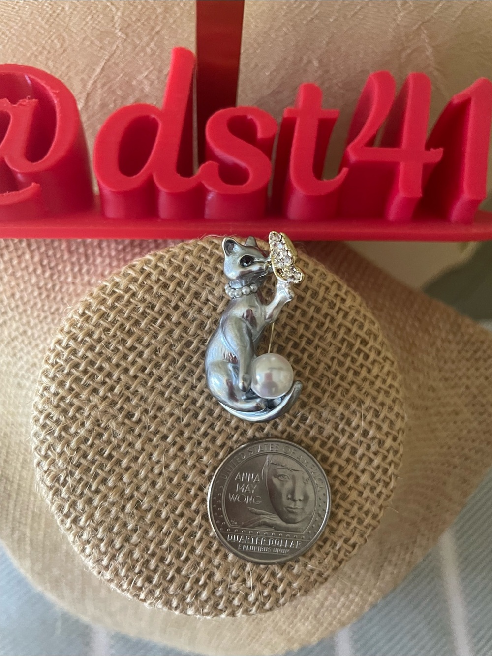 💥NWOT-Elegant Silver Cat Brooch with Pearl and Crystal Accent - Picture 3 of 9